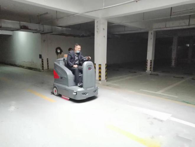 兰州小区物业保洁不用人力改用驾驶式洗地机了